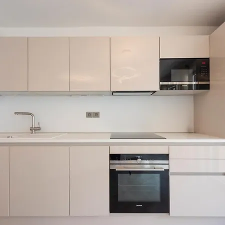 3-br With Pool Parking & Beaches 100m Away *