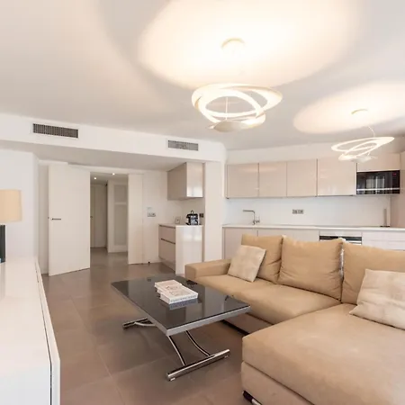 3-br With Pool Parking & Beaches 100m Away Apartment *