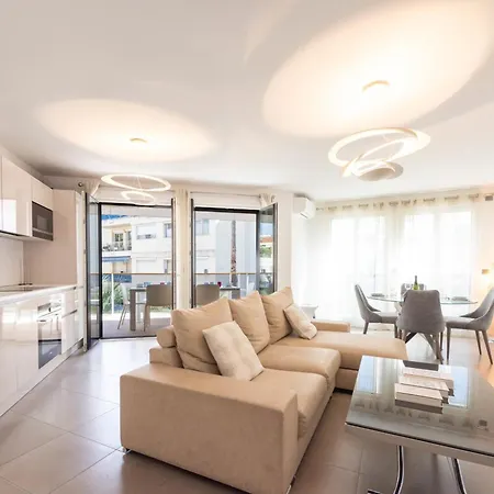 Apartment 3-br With Pool Parking & Beaches 100m Away