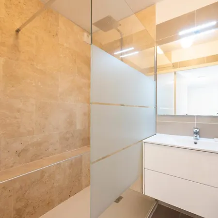 Apartment 3-br With Pool Parking & Beaches 100m Away