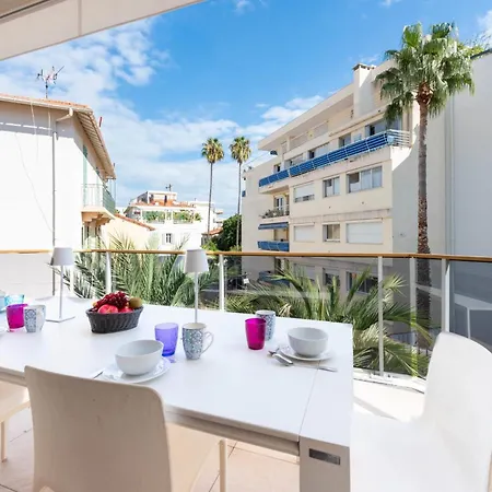 Apartament 3-br With Pool Parking & Beaches 100m Away *