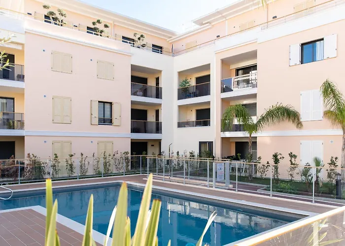 3-br With Pool Parking & Beaches 100m Away *