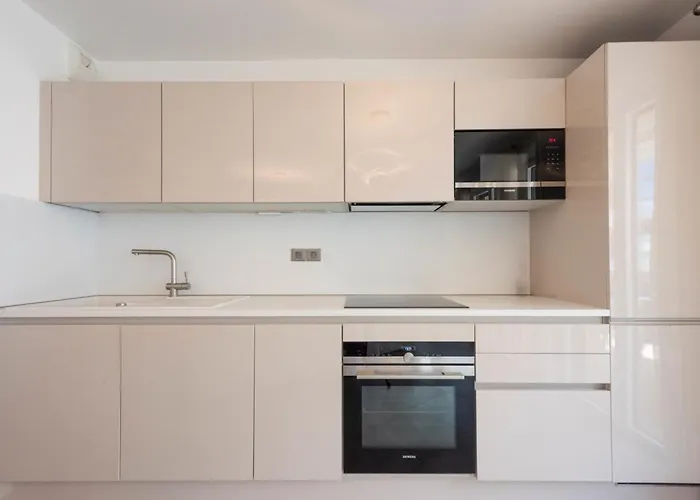 3-br With Pool Parking & Beaches 100m Away *