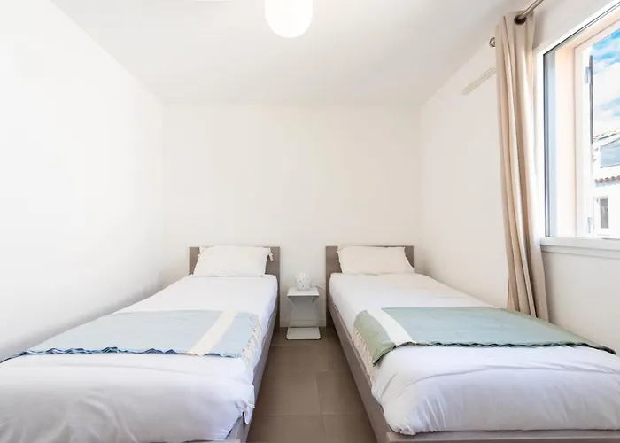 Daire 3-br With Pool Parking & Beaches 100m Away *