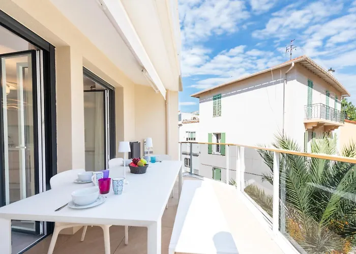 3-br With Pool Parking & Beaches 100m Away Daire