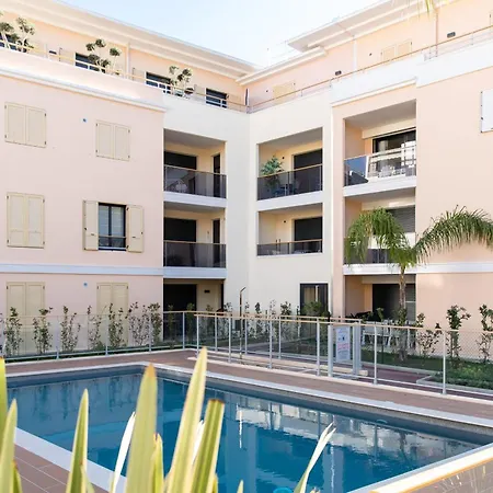 3-br With Pool Parking & Beaches 100m Away *