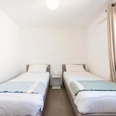 Appartamento 3-br With Pool Parking & Beaches 100m Away *