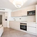 3-br With Pool Parking & Beaches 100m Away Apartment *